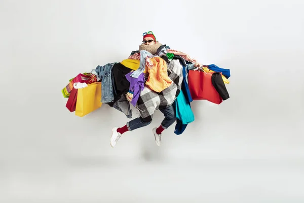 Homem viciado em vendas e roupas, superprodução e demanda louca — Fotografia de Stock