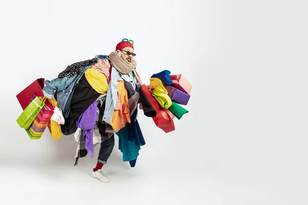 Homme accro aux ventes et aux vêtements, à la surproduction et à la demande folle — Photo