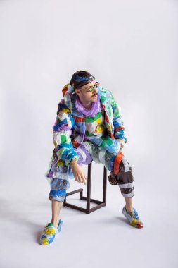 Satış ve kıyafet bağımlısı, plastik giyen, geri dönüşüm konsepti