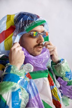 Satış ve kıyafet bağımlısı, plastik giyen, geri dönüşüm konsepti