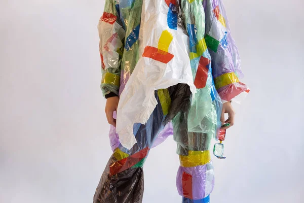 Frau süchtig nach Verkauf und Kleidung, trägt Plastik, Recycling-Konzept — Stockfoto