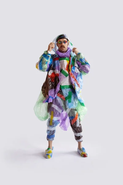 Man addicted of sales and clothes, wearing plastic, recycling concept — ストック写真