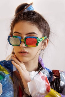 Satış ve giysi bağımlısı kadın, plastik giyiyor, geri dönüşüm konsepti