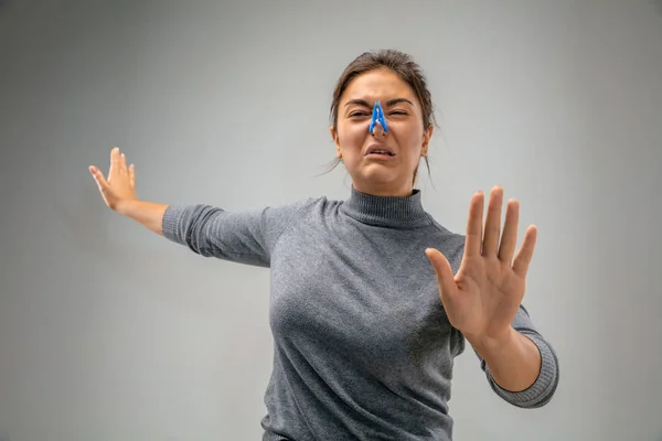 Vit kvinna bär andningsskydd pin spänne mot luftföroreningar och skymning på grå studio bakgrund — Stockfoto