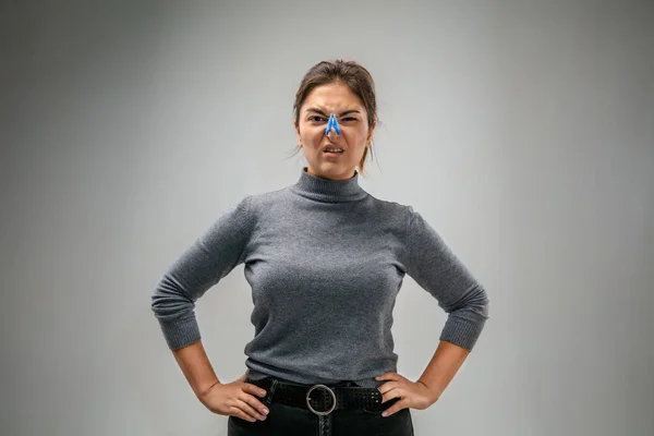 Vit kvinna bär andningsskydd pin spänne mot luftföroreningar och skymning på grå studio bakgrund — Stockfoto