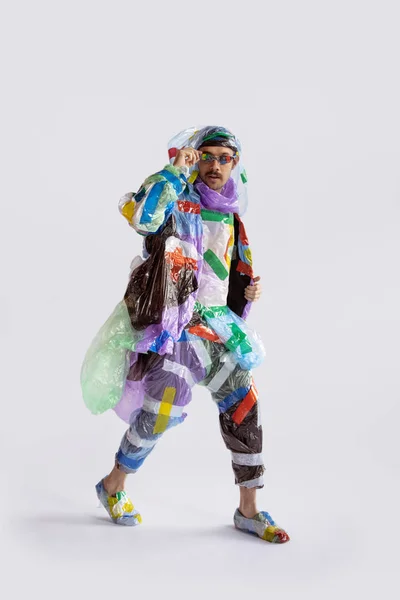 Człowiek uzależniony od sprzedaży i odzieży, noszenie plastiku, koncepcja recyklingu — Zdjęcie stockowe