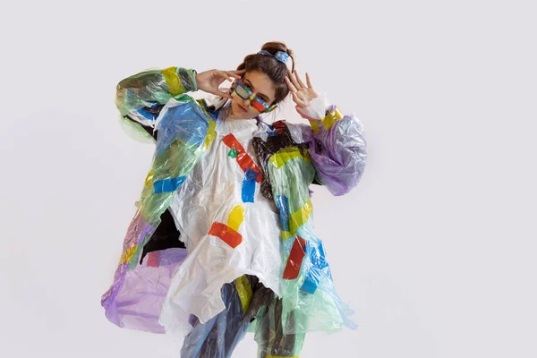 Mulher viciada em vendas e roupas, vestindo plástico, conceito de reciclagem — Fotografia de Stock