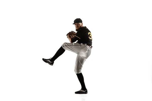 Jugador de béisbol, lanzador en uniforme negro practicando sobre fondo blanco . —  Fotos de Stock