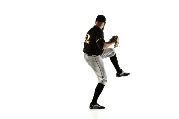 Jugador de béisbol, lanzador en uniforme negro practicando sobre fondo blanco . —  Fotos de Stock
