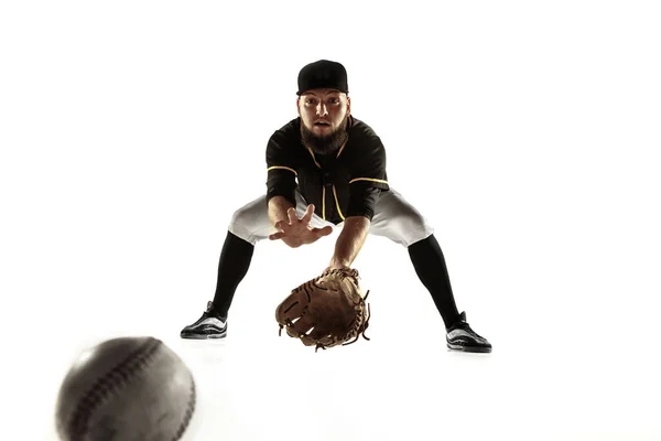 Бейсболіст, м'яч у чорній формі тренується на білому тлі . — стокове фото