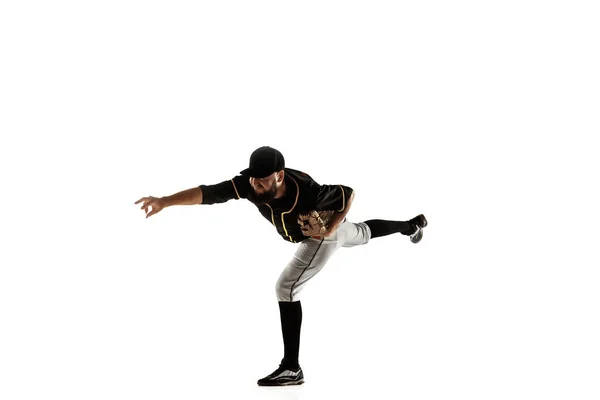 Jogador de beisebol, arremessador de uniforme preto praticando em um fundo branco . — Fotografia de Stock