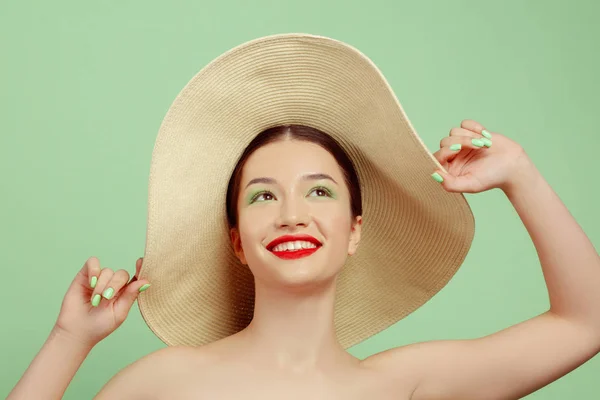 Portret van mooie jonge vrouw met heldere make-up geïsoleerd op groene studio achtergrond — Stockfoto