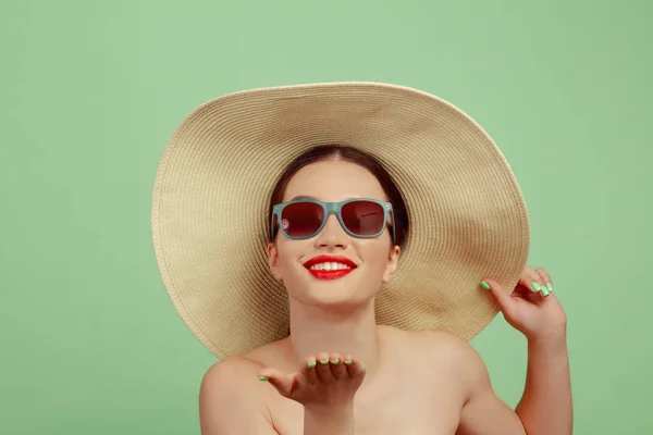 Portret van mooie jonge vrouw met heldere make-up geïsoleerd op groene studio achtergrond — Stockfoto