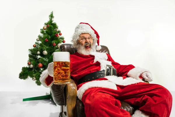 Santa Claus bebiendo cerveza cerca del árbol de Navidad, felicitando el Año Nuevo 2020 — Foto de Stock