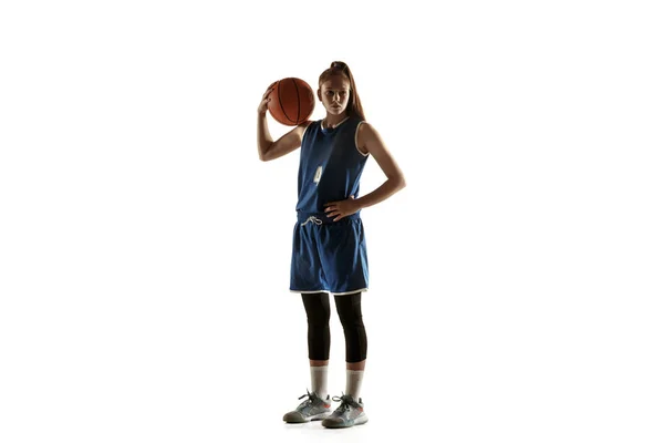 Ung kaukasiska kvinnliga basketspelare mot vit studio bakgrund — Stockfoto