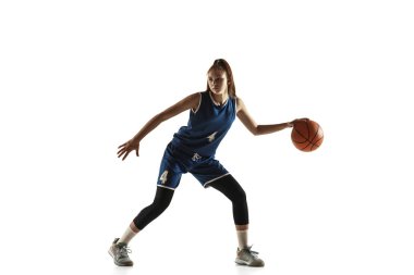 Beyaz stüdyo geçmişine karşı beyaz kadın basketbolcu