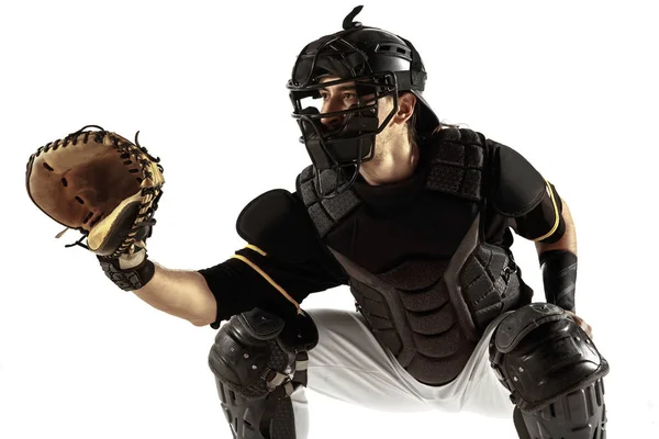 Giocatore di baseball, lanciatore in uniforme nera che si esercita su uno sfondo bianco . — Foto Stock