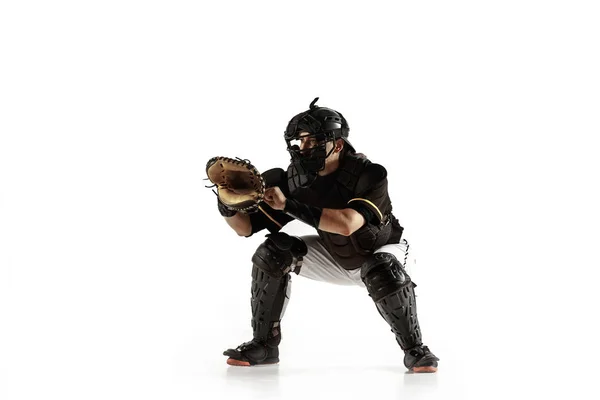 Jogador de beisebol, arremessador de uniforme preto praticando em um fundo branco . — Fotografia de Stock