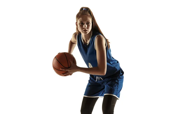Joven jugador de baloncesto femenino caucásico contra fondo blanco estudio — Foto de Stock