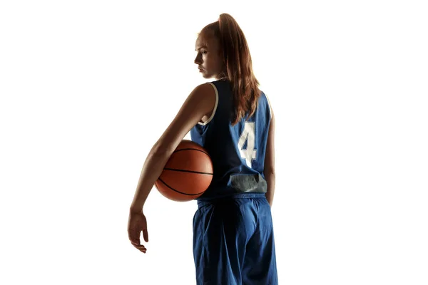 Jovem caucasiano jogador de basquete feminino contra fundo estúdio branco — Fotografia de Stock