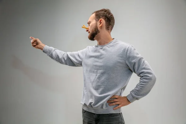 Kaukasischer Mann mit Atemschutz-Nadelverschluss gegen Luftverschmutzung und Dämmerung auf grauem Studiohintergrund — Stockfoto