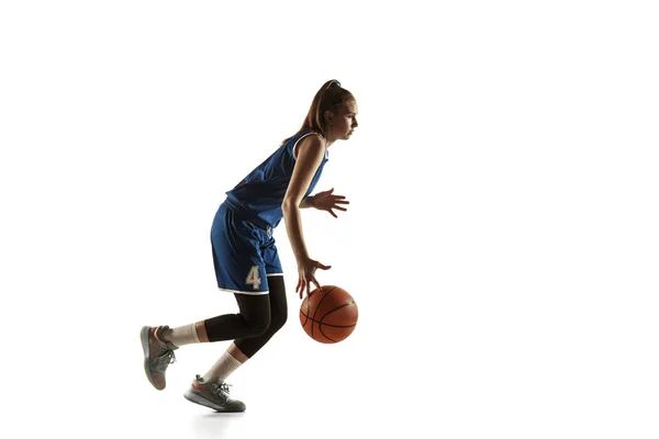 Jovem caucasiano jogador de basquete feminino contra fundo estúdio branco — Fotografia de Stock