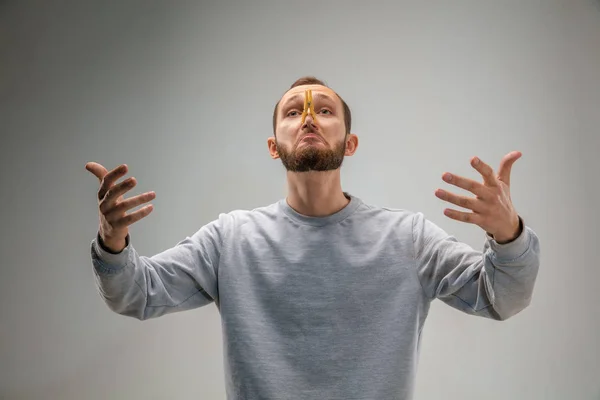 Kaukasischer Mann mit Atemschutz-Nadelverschluss gegen Luftverschmutzung und Dämmerung auf grauem Studiohintergrund — Stockfoto