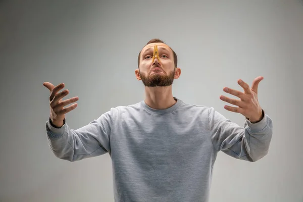 Vit man bär andningsskydd pin spänne mot luftföroreningar och skymning på grå studio bakgrund — Stockfoto