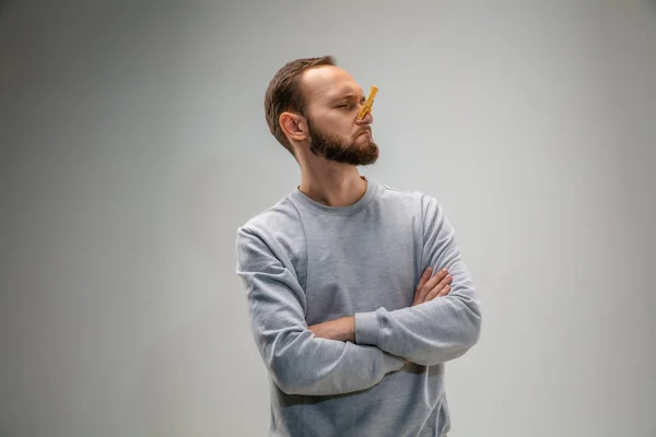 Kaukasischer Mann mit Atemschutz-Nadelverschluss gegen Luftverschmutzung und Dämmerung auf grauem Studiohintergrund — Stockfoto