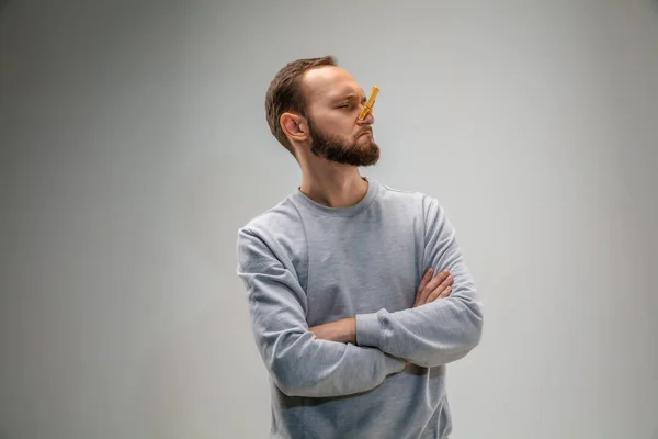 Hombre caucásico usando el broche de perno de protección respiratoria contra la contaminación del aire y el atardecer sobre fondo gris estudio — Foto de Stock