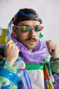 Satış ve kıyafet bağımlısı, plastik giyen, geri dönüşüm konsepti