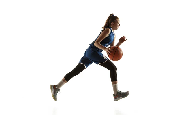 Jonge blanke vrouwelijke basketbalspeler tegen witte studio achtergrond — Stockfoto