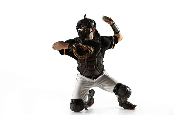 Бейсболист, питчер в черной форме, практикующийся на белом фоне . — стоковое фото