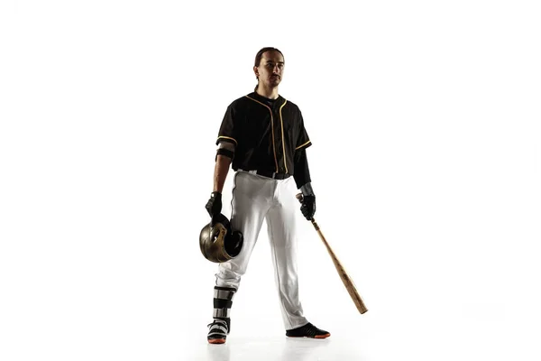 Jogador de beisebol, arremessador de uniforme preto praticando em um fundo branco . — Fotografia de Stock