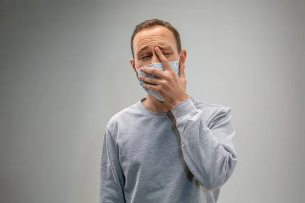 Fehér férfi visel légúti védelem maszk légszennyezés ellen, és alkonyat szürke stúdió háttér — Stock Fotó