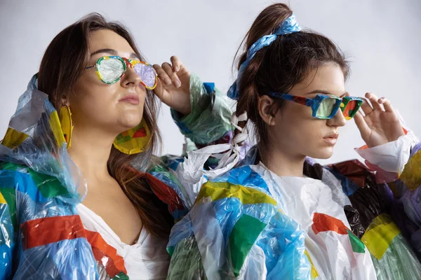 Donne dipendenti da vendite e abbigliamento, indossando plastica, concetto di riciclaggio — Foto Stock