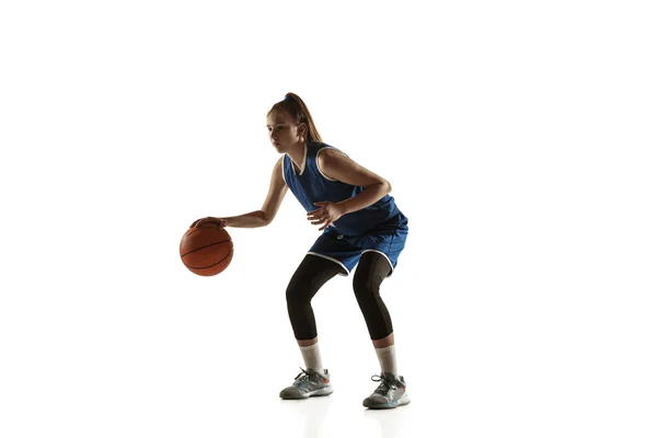 Jovem caucasiano jogador de basquete feminino contra fundo estúdio branco — Fotografia de Stock