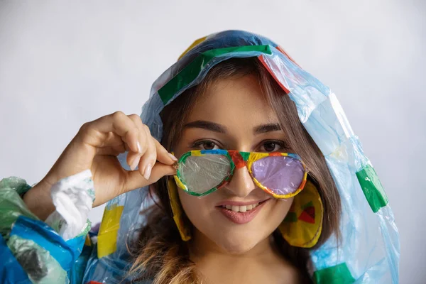 Mujer adicta a las ventas y la ropa, usando plástico, concepto de reciclaje —  Fotos de Stock