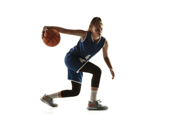 Joven jugador de baloncesto femenino caucásico contra fondo blanco estudio — Foto de Stock