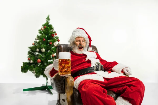 Santa Claus bebiendo cerveza cerca del árbol de Navidad, felicitando el Año Nuevo 2020 — Foto de Stock