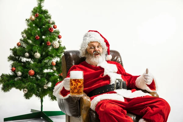 Santa Claus bebiendo cerveza cerca del árbol de Navidad, felicitando el Año Nuevo 2020 — Foto de Stock