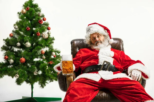 Santa Claus bebiendo cerveza cerca del árbol de Navidad, felicitando el Año Nuevo 2020 — Foto de Stock