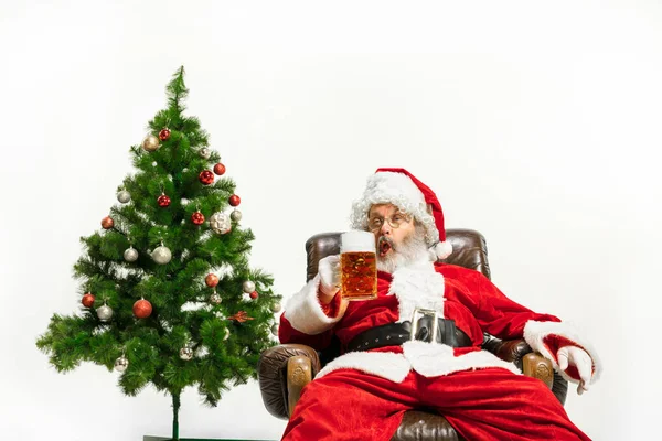 Santa Claus drinking beer near Christmas tree, congratulating of New Year 2020 — Stock Photo, Image