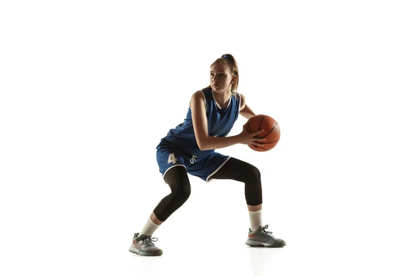 Jovem caucasiano jogador de basquete feminino contra fundo estúdio branco — Fotografia de Stock