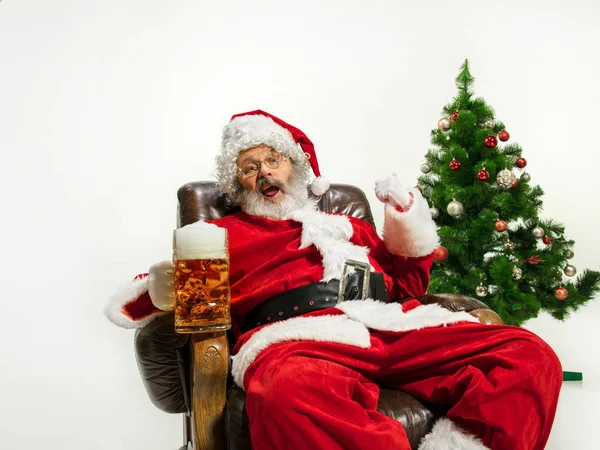 Santa Claus bebiendo cerveza cerca del árbol de Navidad, felicitando el Año Nuevo 2020 — Foto de Stock