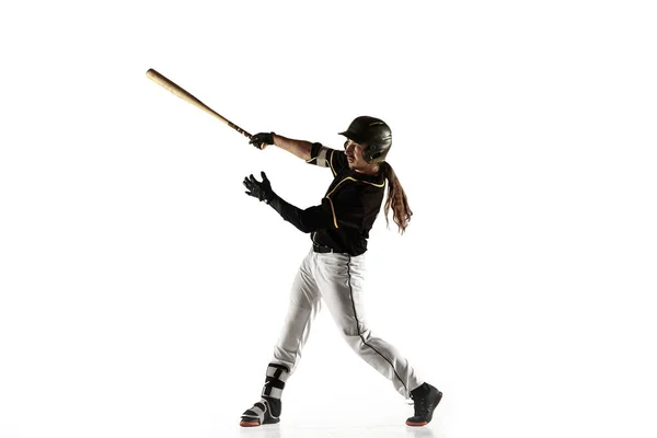 Beyzbol oyuncusu, siyah üniformalı atıcı beyaz arka planda pratik yapıyor.. — Stok fotoğraf