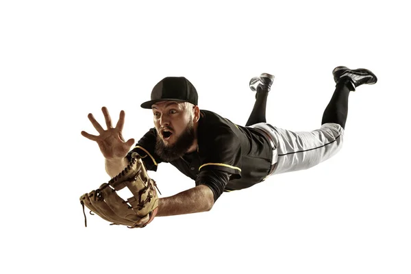 Baseballspieler, Pitcher in schwarzer Uniform beim Üben auf weißem Hintergrund. — Stockfoto