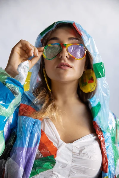 Mujer adicta a las ventas y la ropa, usando plástico, concepto de reciclaje —  Fotos de Stock