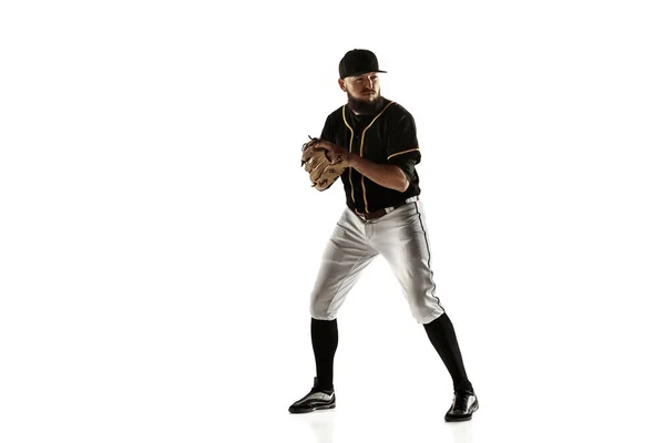 Baseball spelare, kastare i svart uniform öva på en vit bakgrund. — Stockfoto