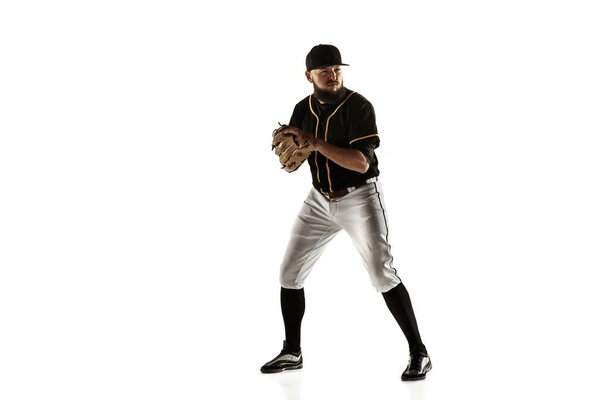 Бейсболист, питчер в черной форме, практикующийся на белом фоне
.
